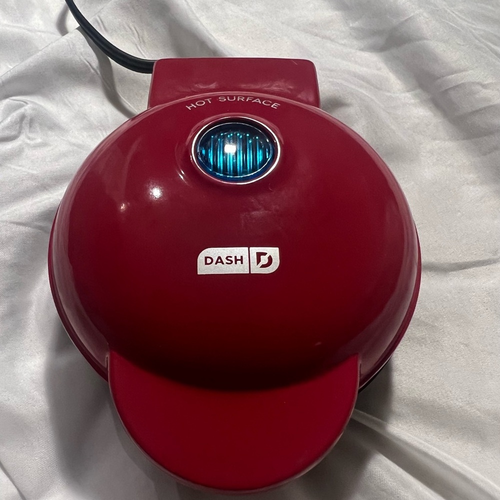 Dash Small  Waffle Maker / Hash Browns Kitchen Appliance in Red 2 1/2” Tall